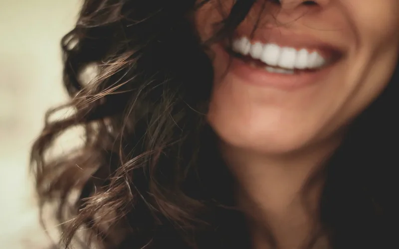How Do Celebrities Get White Teeth? Veneers vs Whitening